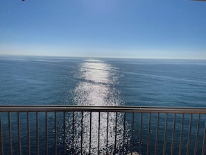 Udsigt over havet fra en balkon med gelænder.