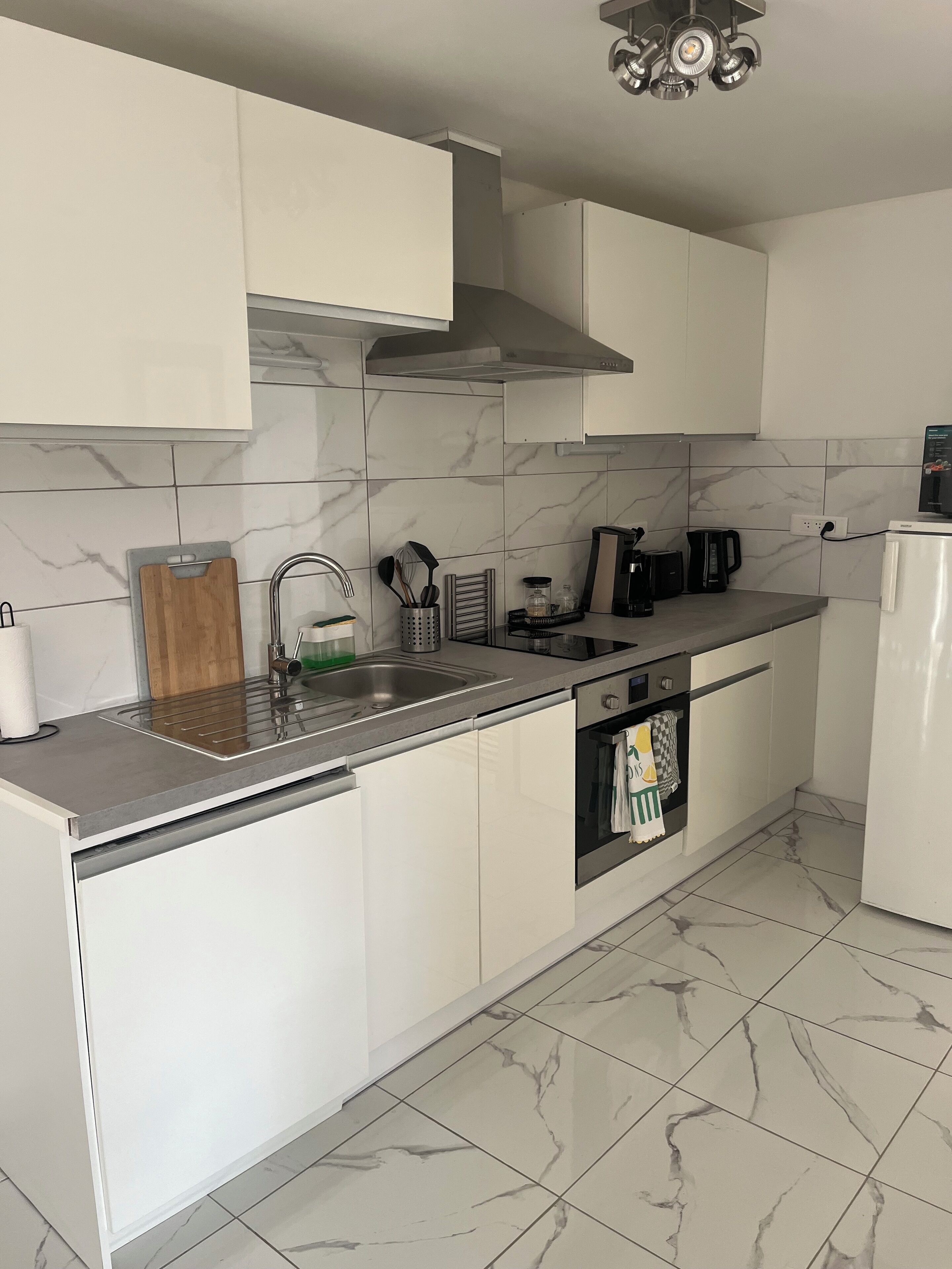 Refrigerador, microondas, horno y parrilla de estufa 