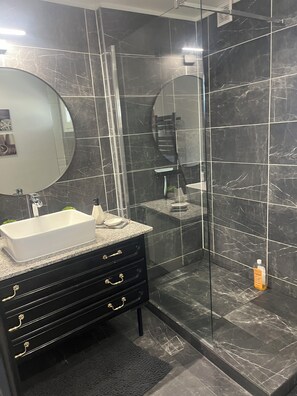 Regadera, secadora de cabello, toallas, jabón 