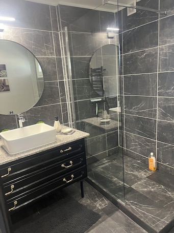 Shower, hair dryer, towels, soap. Comfortable, central accommodation