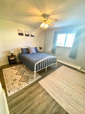 1 bedroom, desk, WiFi, bed sheets