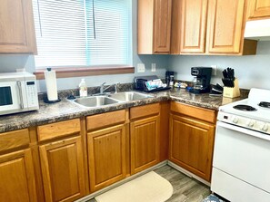 Private kitchen - Downtown 1-bedroom apartment Cedar Rapids (Cedar Rapids)