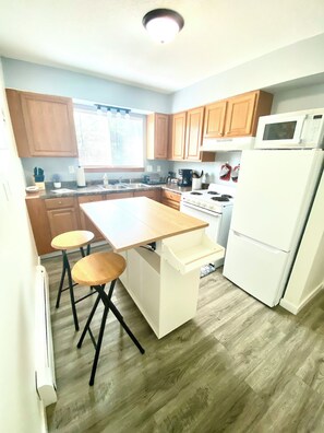 Kjøleskap, mikrobølgeovn, ovn og kokeplater