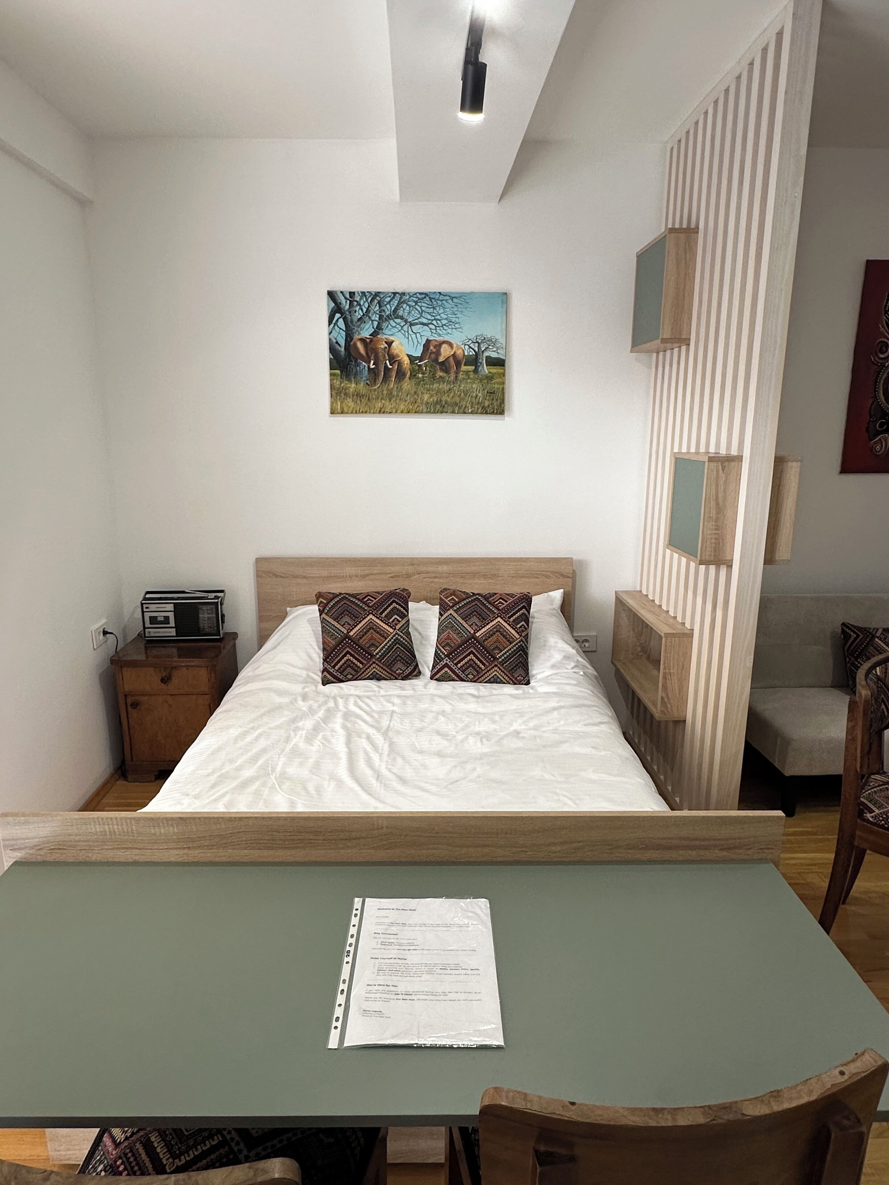 1 slaapkamer, een strijkplank/strijkijzer, gratis wifi, beddengoed