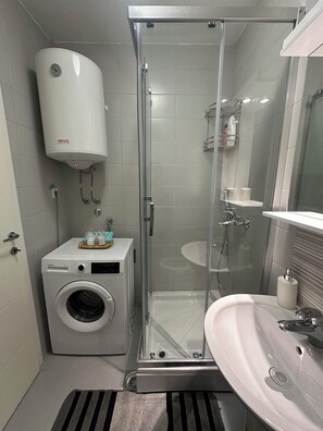 Ducha, secador de pelo, toallas, jabón