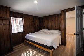 3 bedrooms, travel crib, WiFi, bed sheets