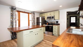 Geladeira, micro-ondas, fogão, cooktop