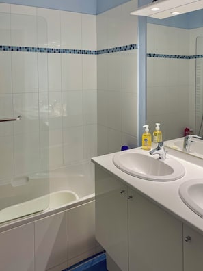 Haartrockner, Handtücher, Seife, Toilettenpapier