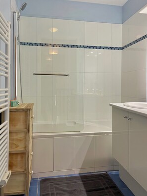 مجففات شعر، مناشف، صابون، ورق حمّام