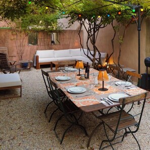 تناول الطعام بالخارج