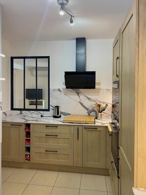 Micro-ondes, four, plaque de cuisson, lave-vaisselle