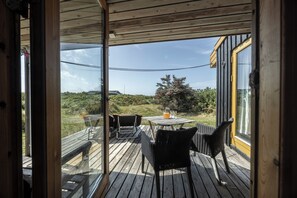 Outdoor dining - Large bright summerhouse in a tranquil area with sea view and close to the ocean (Lønstrup)