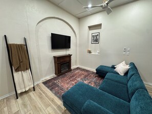 TV connectée, cheminée, livres