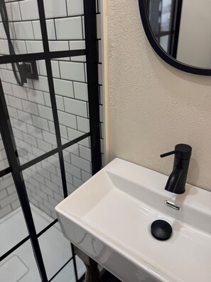Toallas, jabón, shampoo, papel de baño 