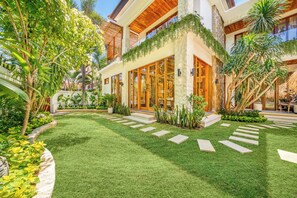 Exterior - Villa Chicago, Spacious 7 BDR, lively area (Kabupaten Badung)