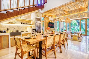 Dining - Villa Chicago, Spacious 7 BDR, lively area (Kabupaten Badung)