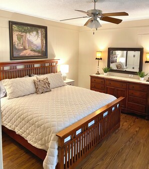 2 bedrooms, iron/ironing board, free WiFi, bed sheets - Kudzu Cottage: Downtown Ozark. Cozy 2BR Walk to Restaurants, Shops & Nightlife (Ozark)