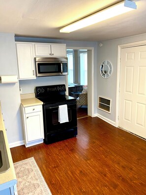 Interior - Kudzu Cottage: Downtown Ozark. Cozy 2BR Walk to Restaurants, Shops & Nightlife (Ozark)