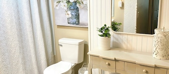 Kudzu Cottage: Downtown Ozark. Cozy 2BR Walk to Restaurants, Shops & Nightlife