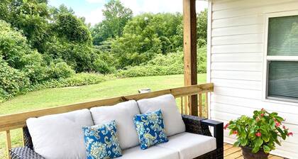 Kudzu Cottage: Downtown Ozark. Cozy 2BR Walk to Restaurants, Shops & Nightlife
