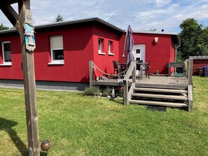 Outdoor dining - Cozy "house on the dike" with a large garden invites you to relax (Ummanz)