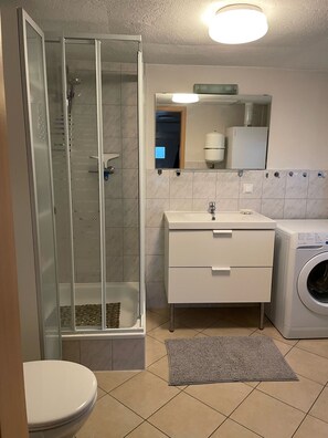 Douche, sèche-cheveux, serviettes fournies