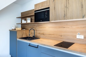 Fridge, microwave, stovetop, dishwasher