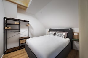 1 bedroom, travel cot, free WiFi, bed sheets