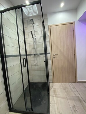 Dusj, hårføner, håndklær og såpe