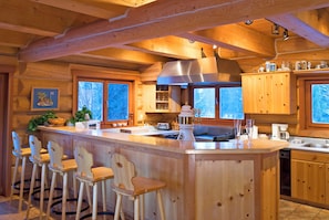 Fridge, microwave, oven, stovetop - Relax and Recharge - Luxury in the Mountains! Book your amazing getaway! (Blue River)