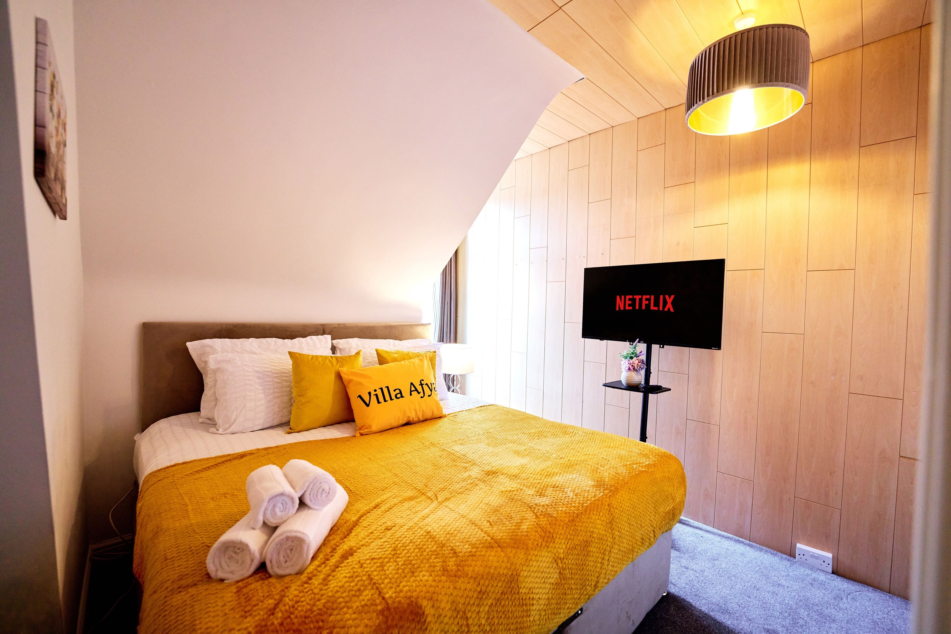 4 bedrooms, iron/ironing board, free WiFi, bed sheets