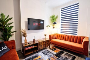 TV, ping pong - Contractors Accommodation in Coventry by Prospergress Property (Coventry)