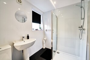 Hair dryer, towels - Contractors Accommodation in Coventry by Prospergress Property (Coventry)