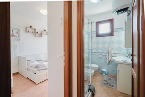 Hair dryer, towels, soap, toilet paper - Cozy Antares house recently built super comfortable and accessorized. (Stintino)