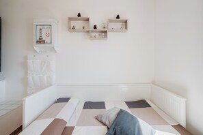 2 bedrooms, iron/ironing board, internet, bed sheets