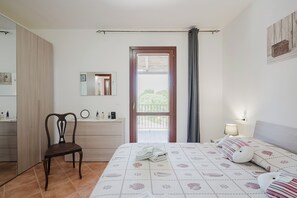 2 bedrooms, iron/ironing board, Internet, bed sheets - Cozy Antares house recently built super comfortable and accessorized. (Stintino)