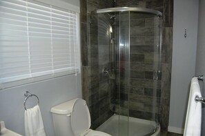Regadera, toallas, papel de baño 