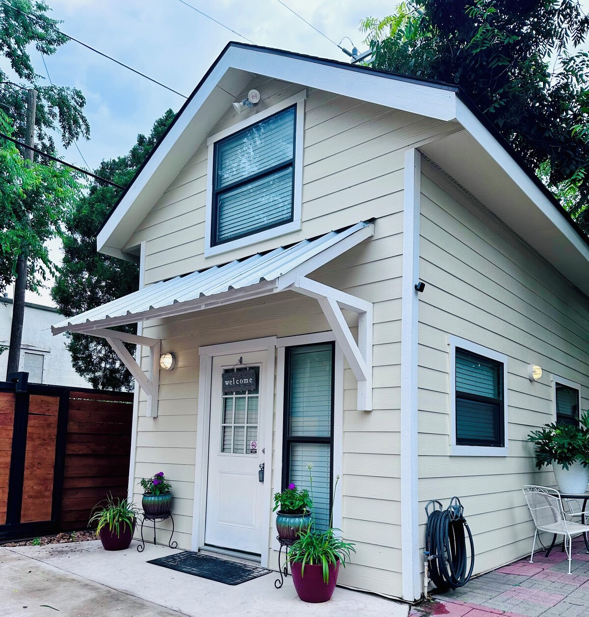 Tiny home in vibrant downtown San Antonio only minutes away from many sites.