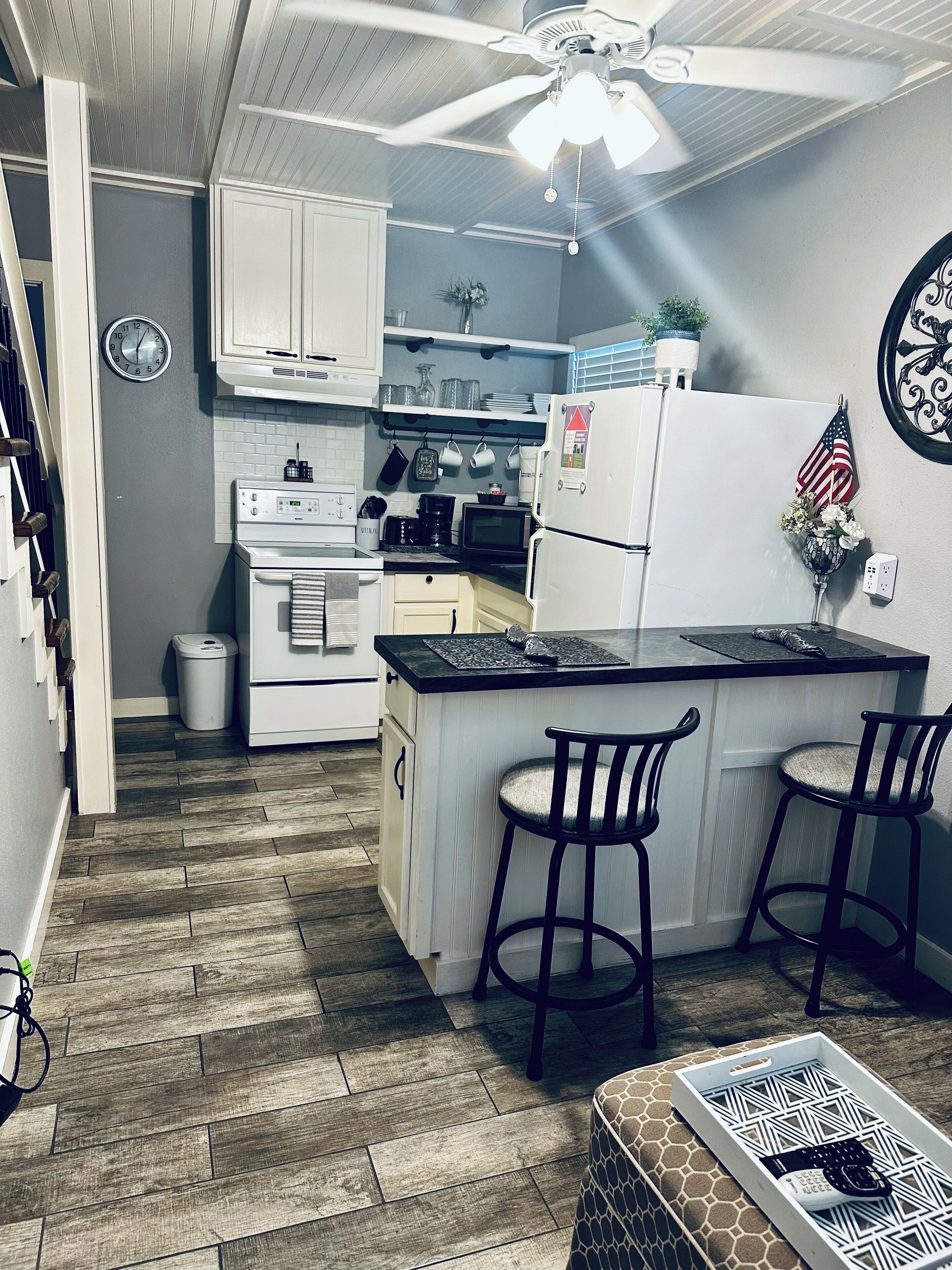 Kjøleskap, mikrobølgeovn, ovn og kokeplater