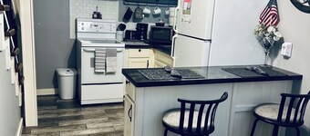 Tiny Home in vibrant downtown San Antonio only minutes away from many sites. 