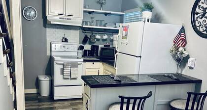 Tiny Home in vibrant downtown San Antonio only minutes away from many sites.