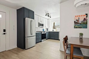 Réfrigérateur, four à micro-ondes, un four, surface de cuisson