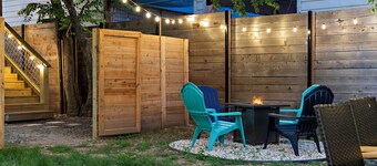 East ATX Bungalow 3 Bedroom 2 Bathroom Cowboy Pool, Fire Pit and Grill