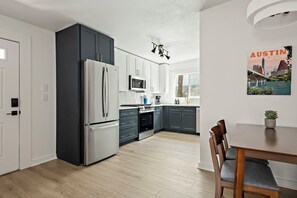 Kühlschrank, Mikrowelle, Ofen, Herdplatte