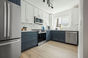 Kühlschrank, Mikrowelle, Ofen, Herdplatte