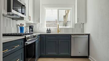 Køleskab, mikrobølgeovn, ovn, kogeplade