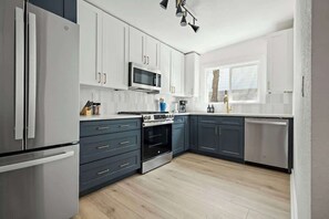 Refrigerador, microondas, horno y parrilla de estufa 