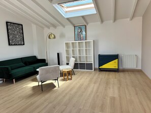 Smart TV, books, stereo