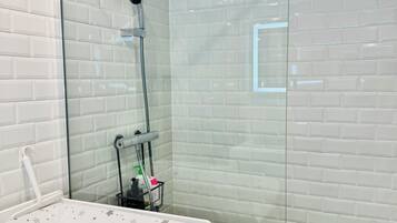 Doccia, asciugacapelli, asciugamani, sapone
