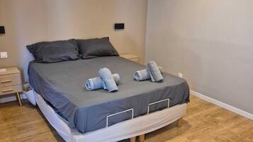 3 bedrooms, desk, free WiFi, bed sheets